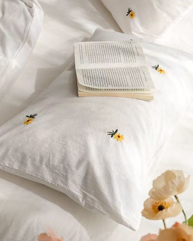 Isla White Floral Embroidered Bedding Set / Daisy