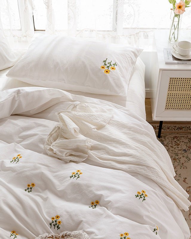 Isla White Floral Embroidered Bedding Set / Daisy