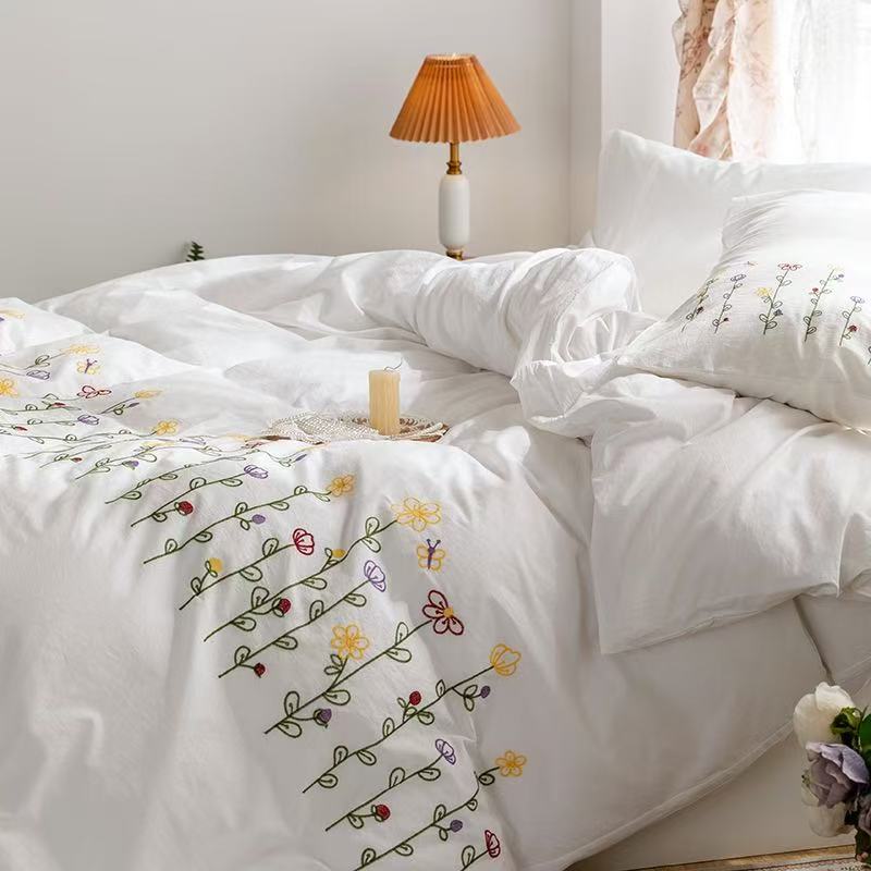 Isla White Floral Embroidered Bedding Set / Daisy
