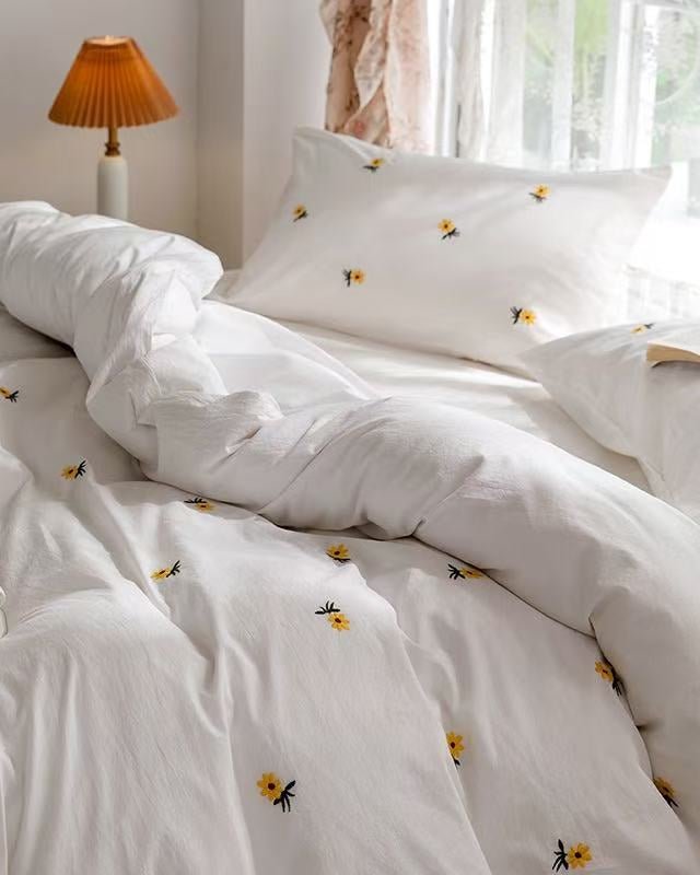Isla White Floral Embroidered Bedding Set / Daisy