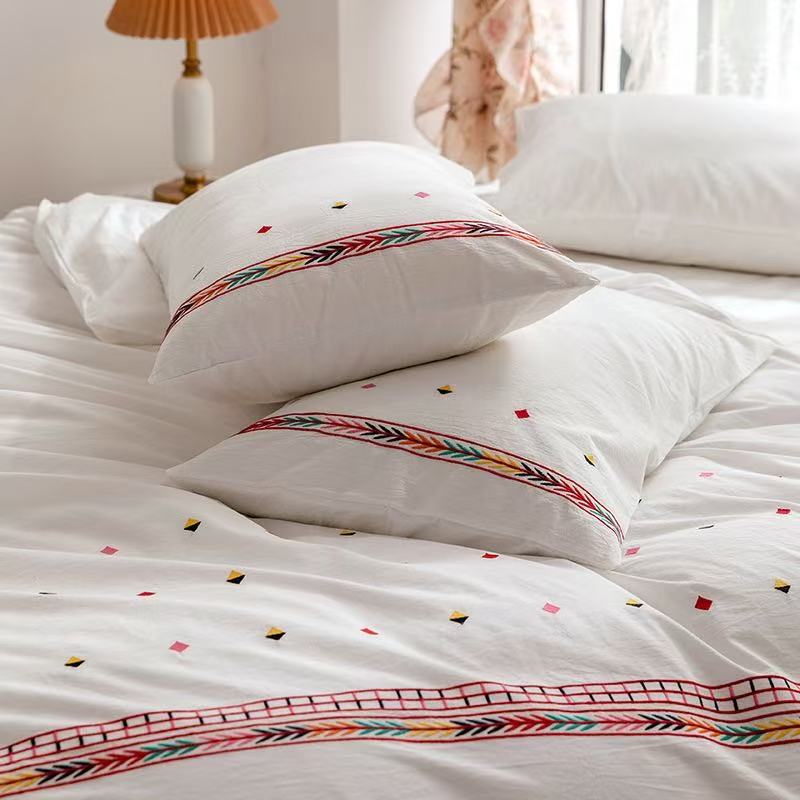 Isla White Floral Embroidered Bedding Set / Daisy