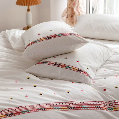 Isla White Floral Embroidered Bedding Set / Daisy