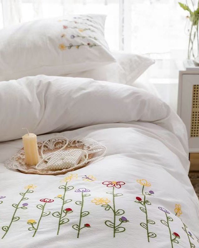Isla White Floral Embroidered Bedding Set / Daisy