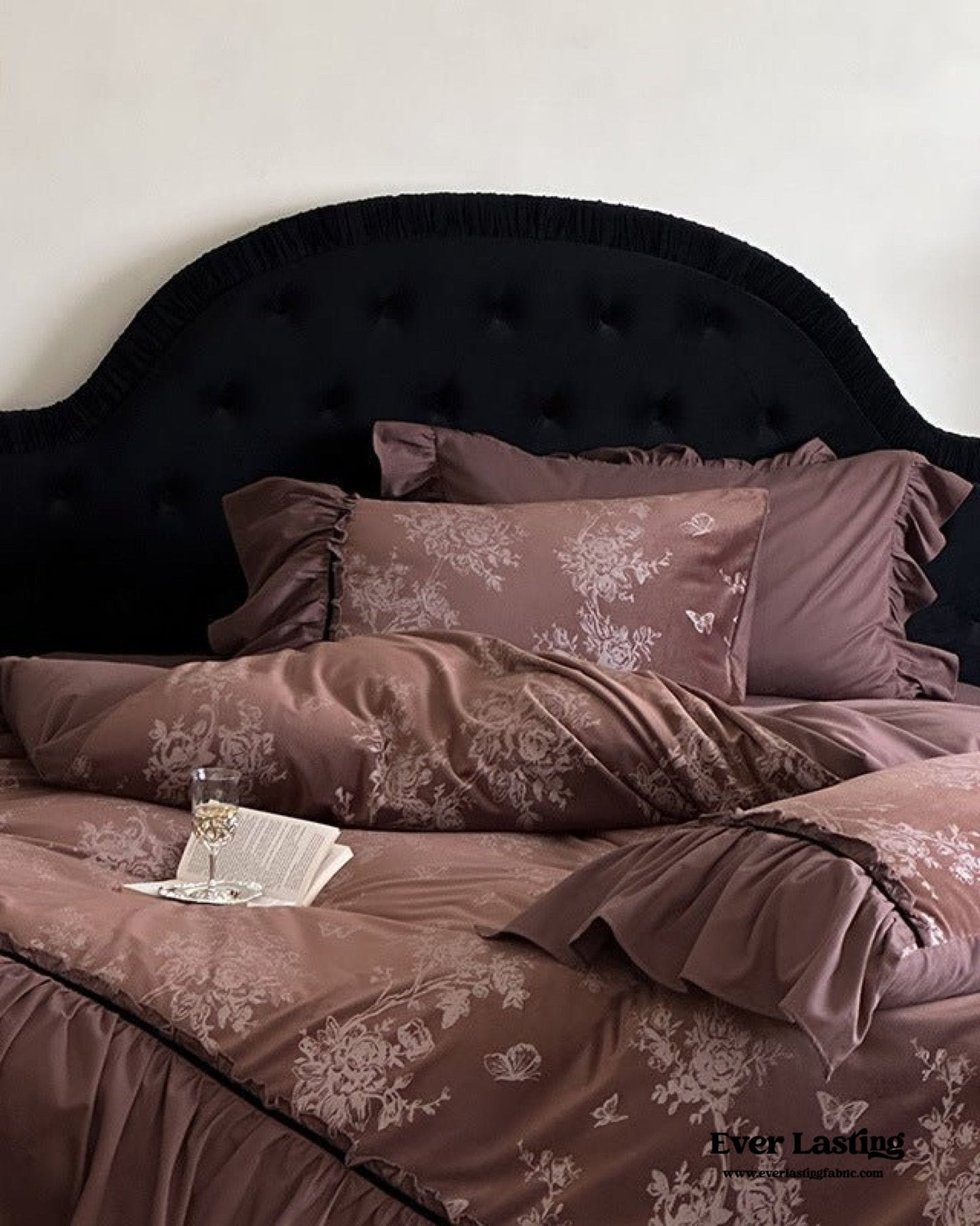 Jacquard Gilded Velvet Ruffled Bedding Set / Black