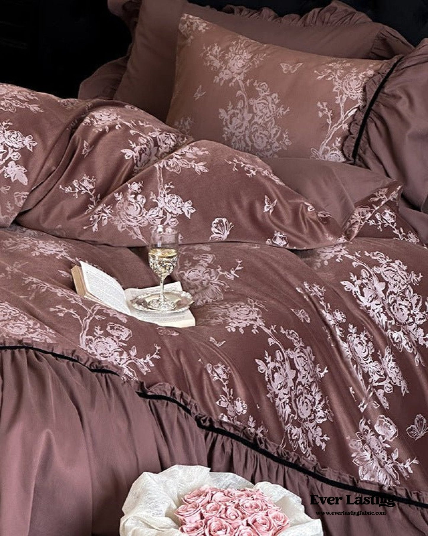Jacquard Gilded Velvet Ruffled Bedding Set / Black