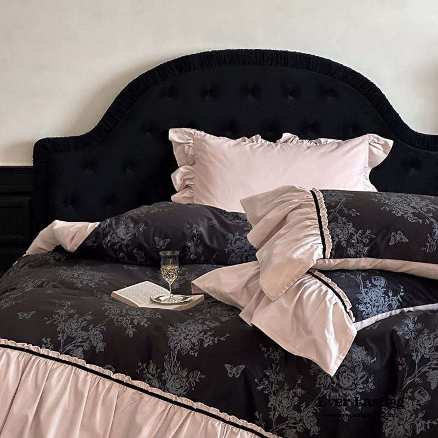 Jacquard Gilded Velvet Ruffled Bedding Set / Black