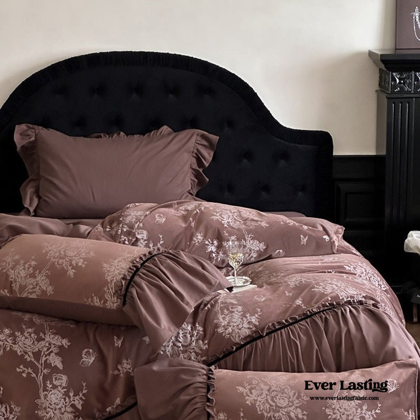 Jacquard Gilded Velvet Ruffled Bedding Set / Brown