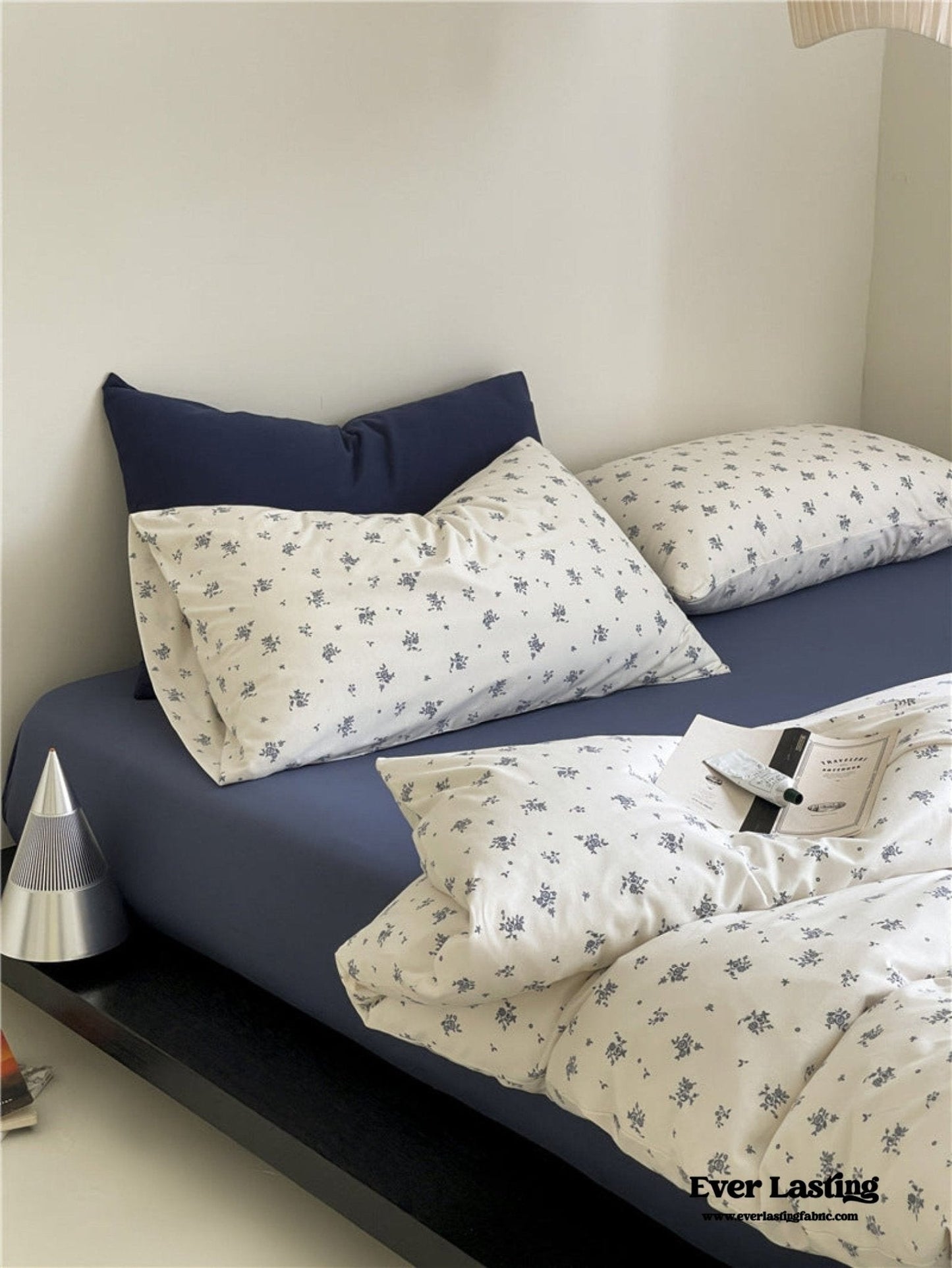 Jersey Knit Cotton Floral Bedding Set / White + Dark Blue