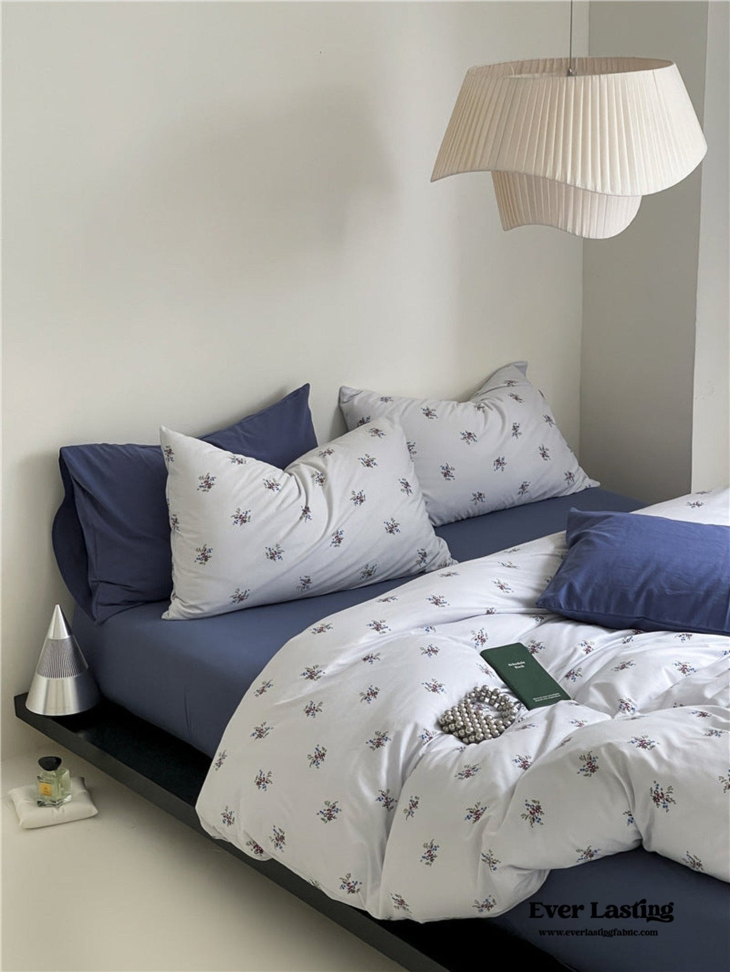 Jersey Knit Cotton Floral Bedding Set / White + Dark Blue