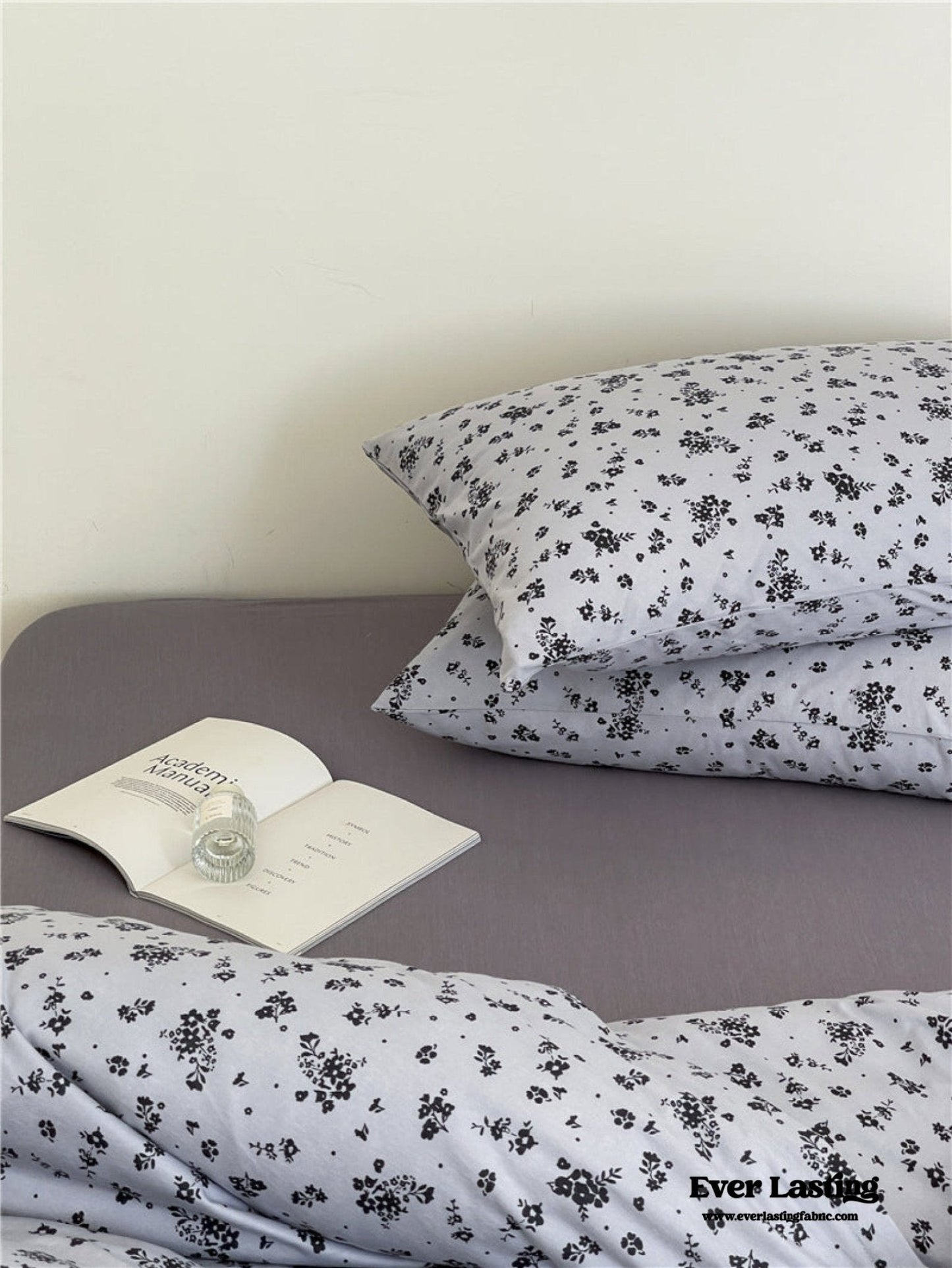 Jersey Knit Cotton Floral Bedding Set / White + Dark Blue