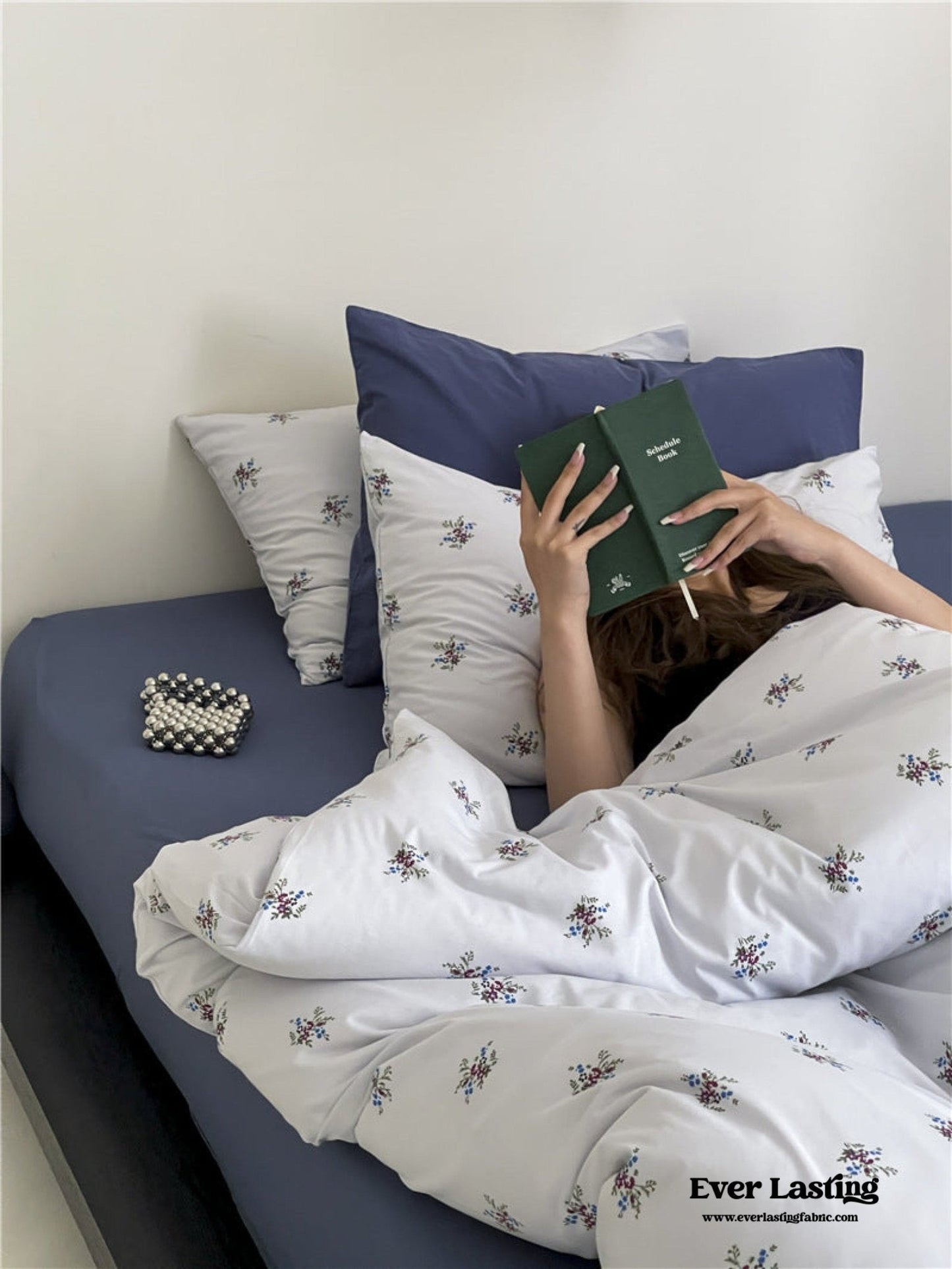 Jersey Knit Cotton Floral Bedding Set / White + Dark Blue