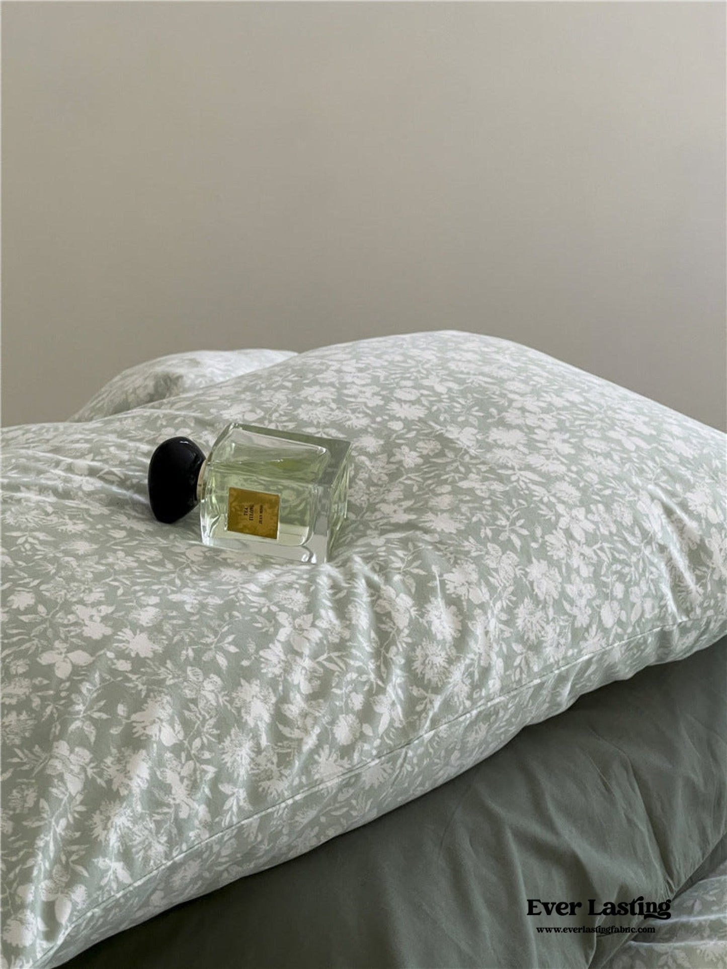 Jersey Knit Cotton Floral Bedding Set / White + Dark Blue