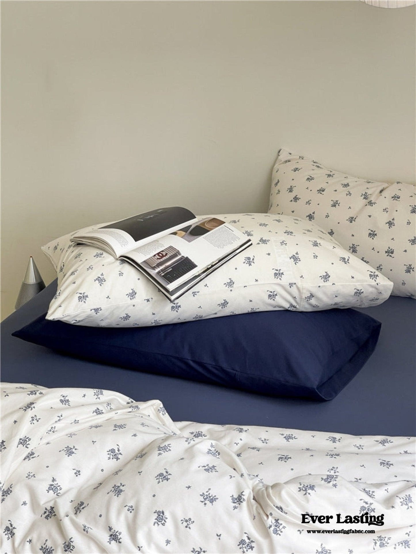 Jersey Knit Cotton Floral Bedding Set / White + Dark Blue