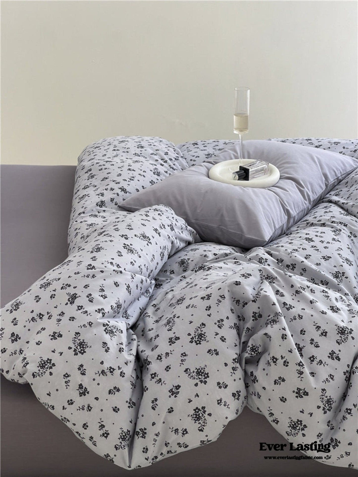 Jersey Knit Cotton Floral Bedding Set / White + Dark Blue
