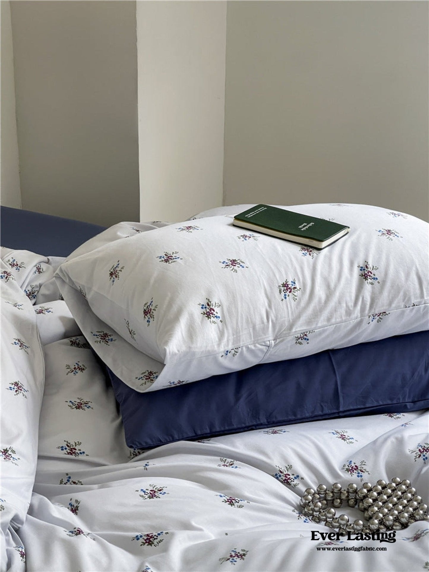 Jersey Knit Cotton Floral Bedding Set / White + Dark Blue