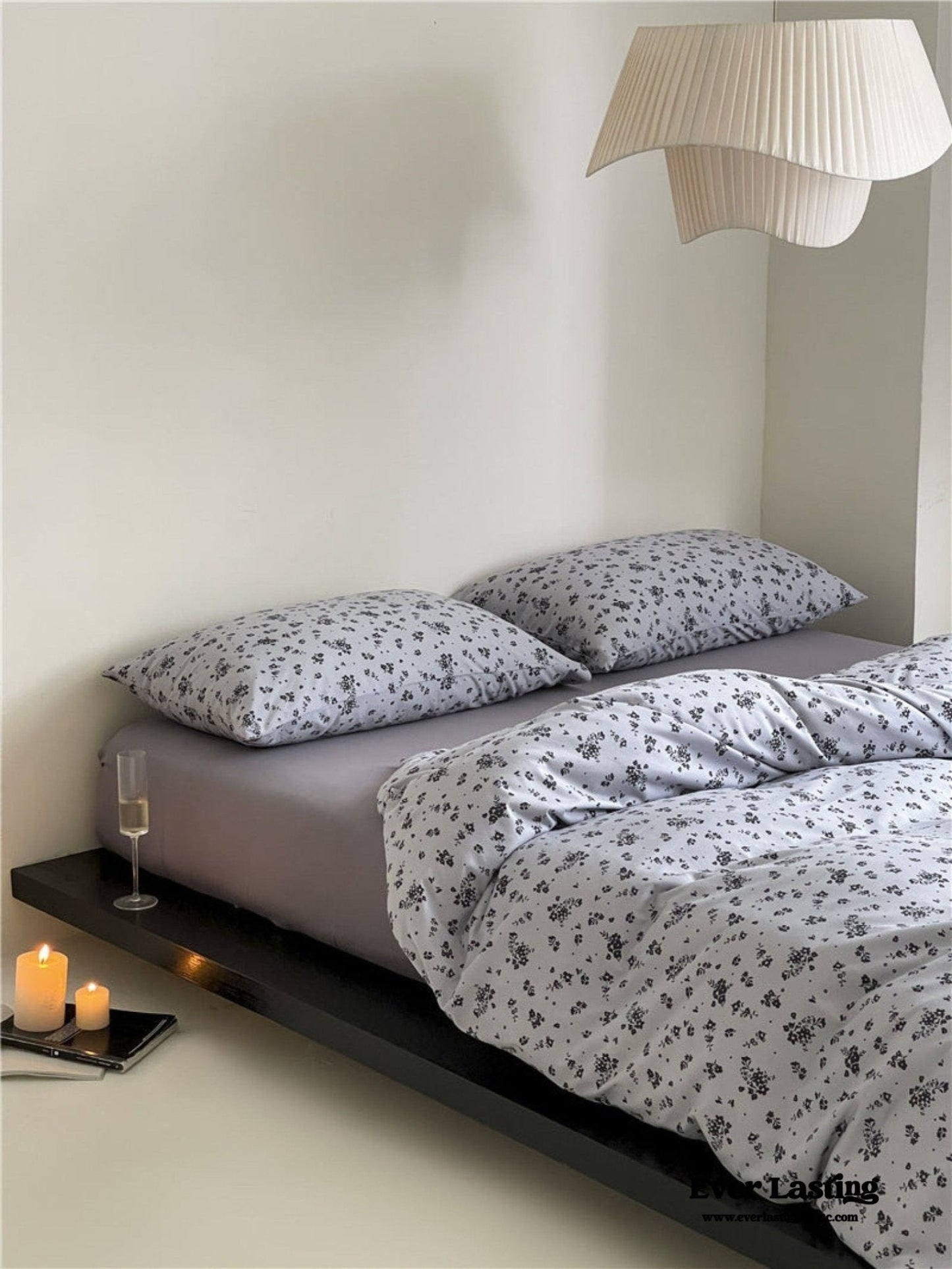Jersey Knit Cotton Floral Bedding Set / White + Dark Blue