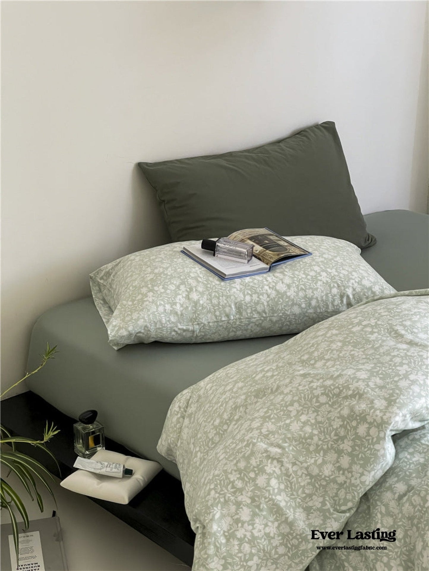 Jersey Knit Cotton Floral Bedding Set / White + Dark Blue