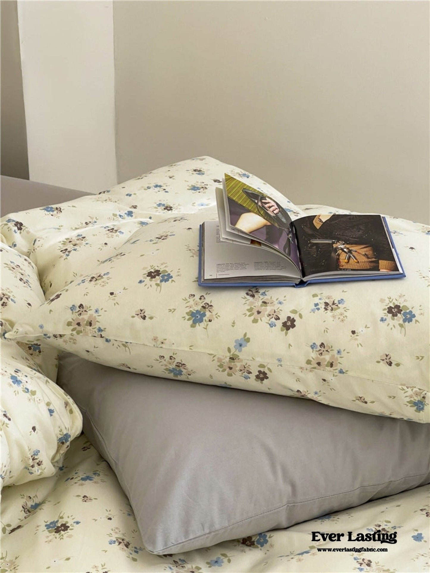 Jersey Knit Cotton Floral Bedding Set / White + Dark Blue