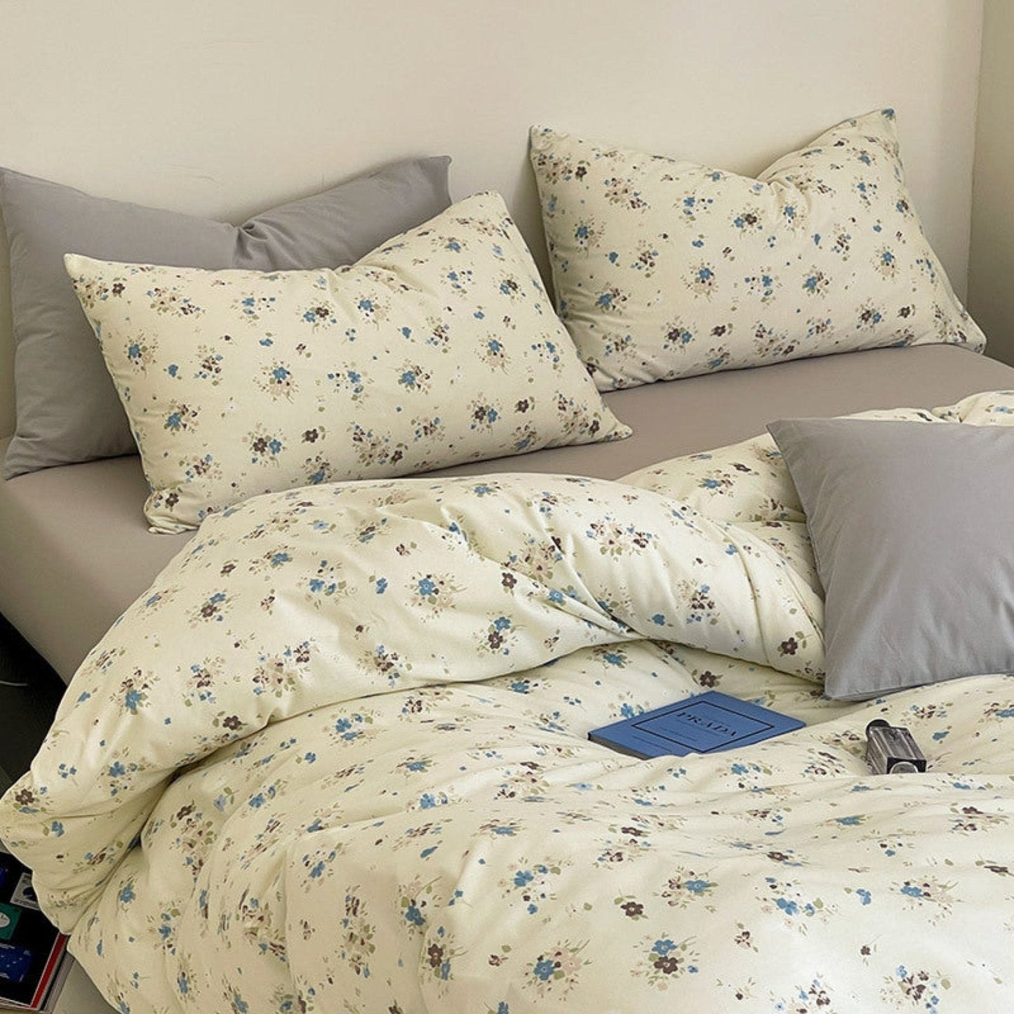 Jersey Knit Cotton Floral Bedding Set / White + Dark Blue
