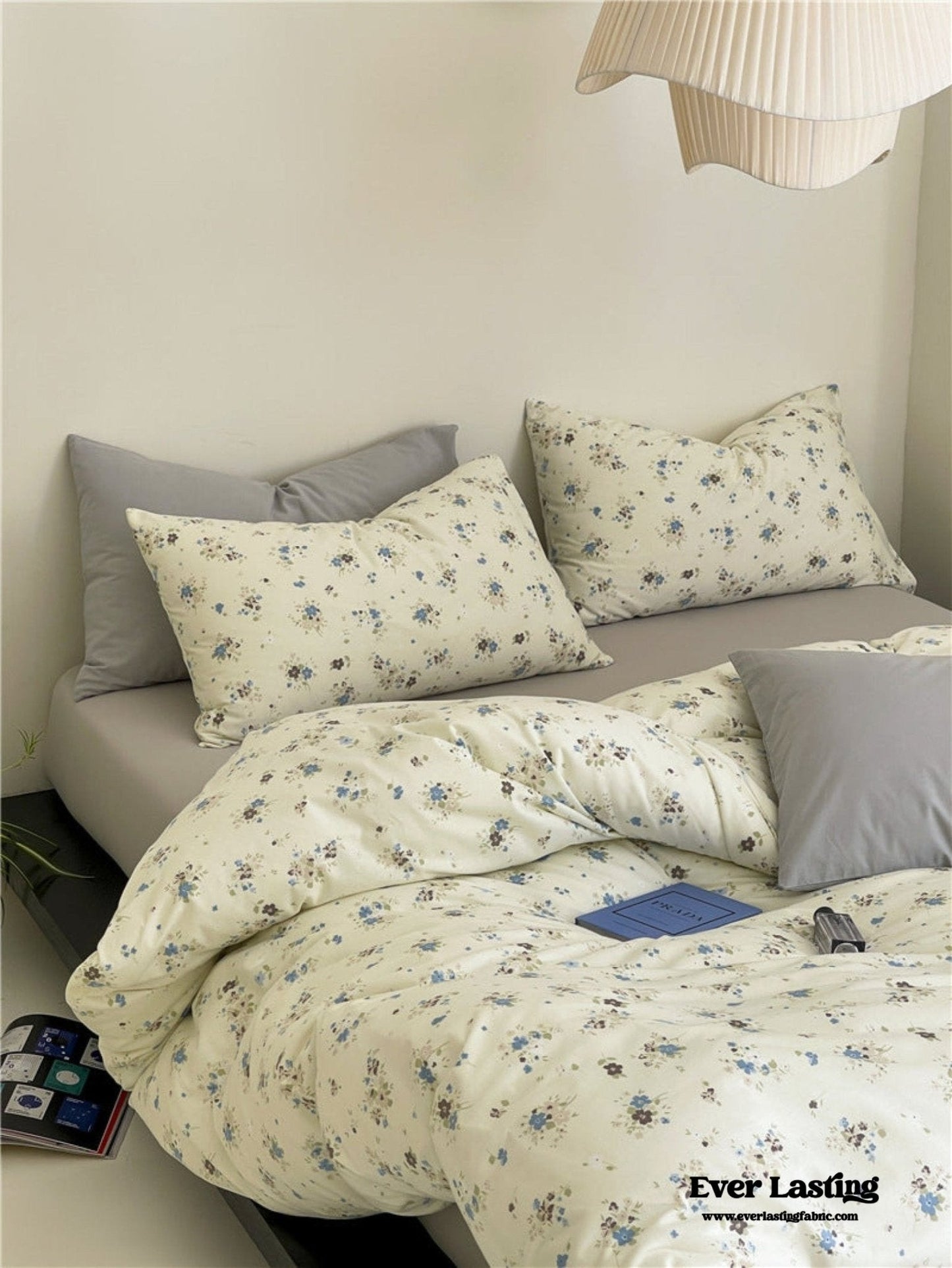 Jersey Knit Cotton Floral Bedding Set / White + Dark Blue