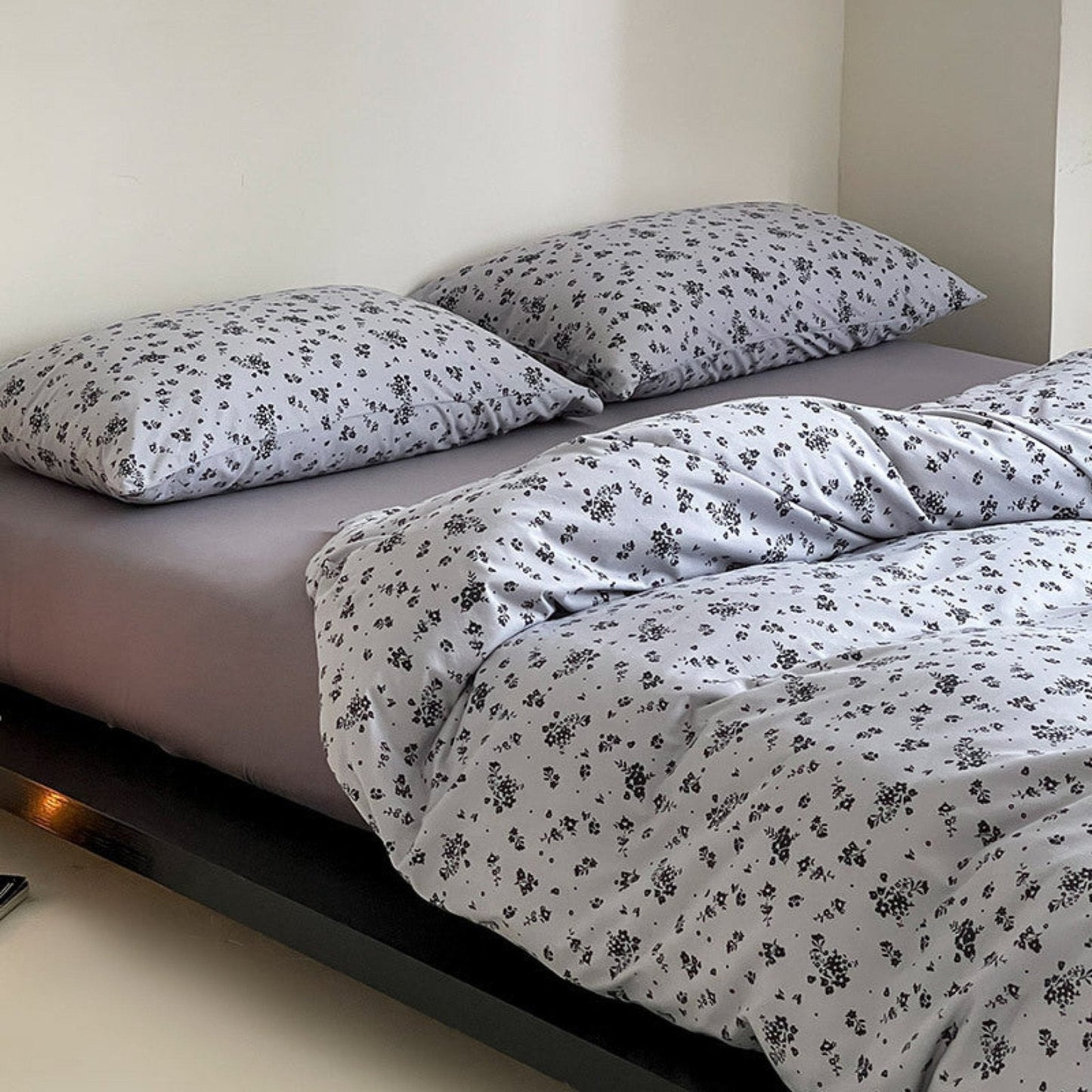 Jersey Knit Cotton Floral Bedding Set / White + Dark Blue