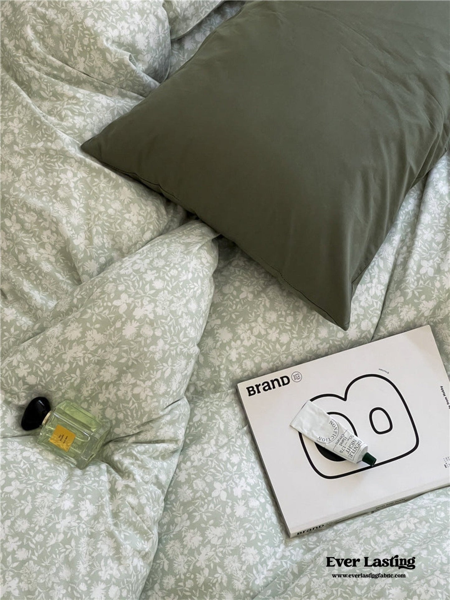Jersey Knit Cotton Floral Bedding Set / White + Dark Blue