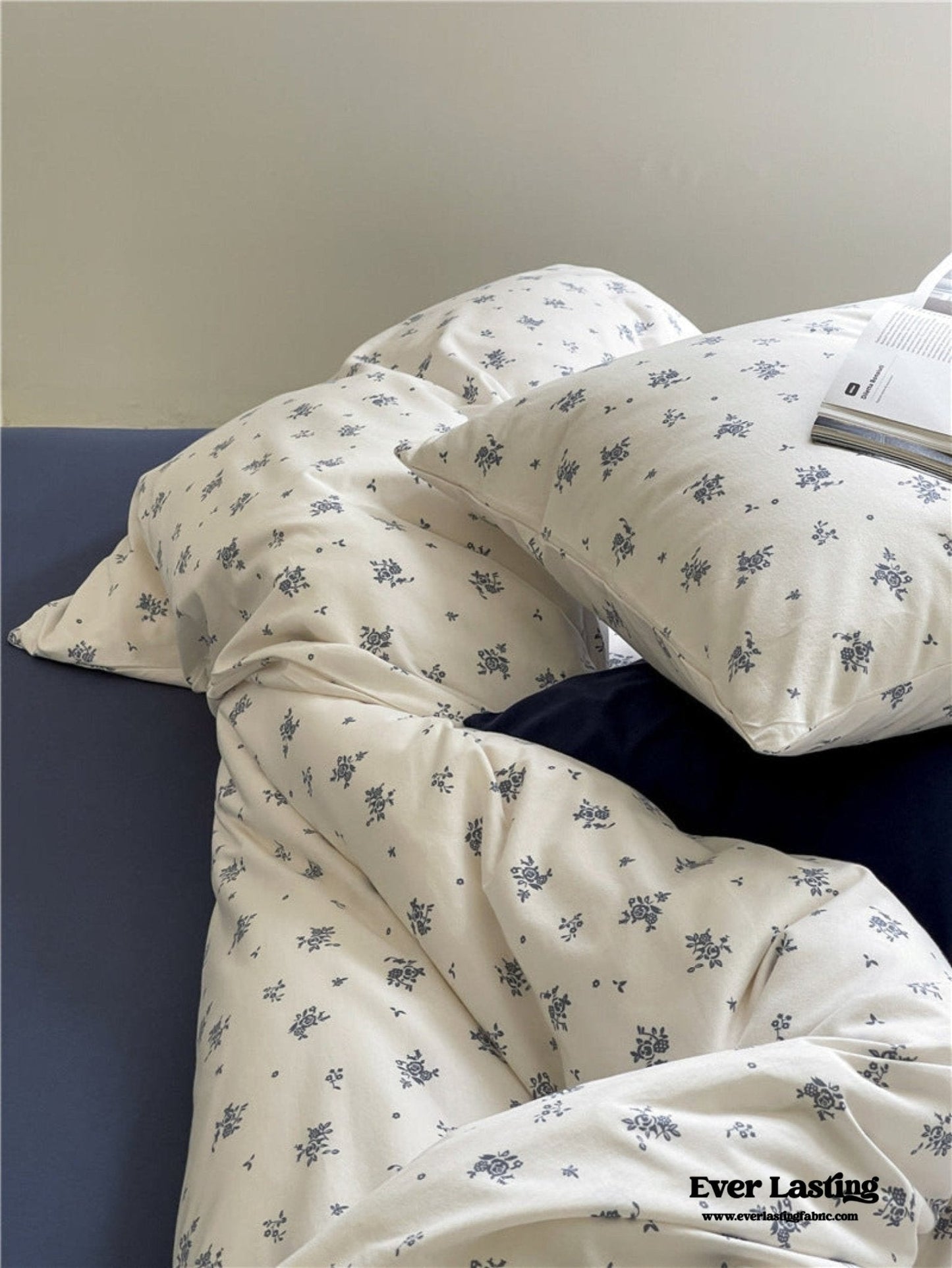 Jersey Knit Cotton Floral Bedding Set / White + Dark Blue