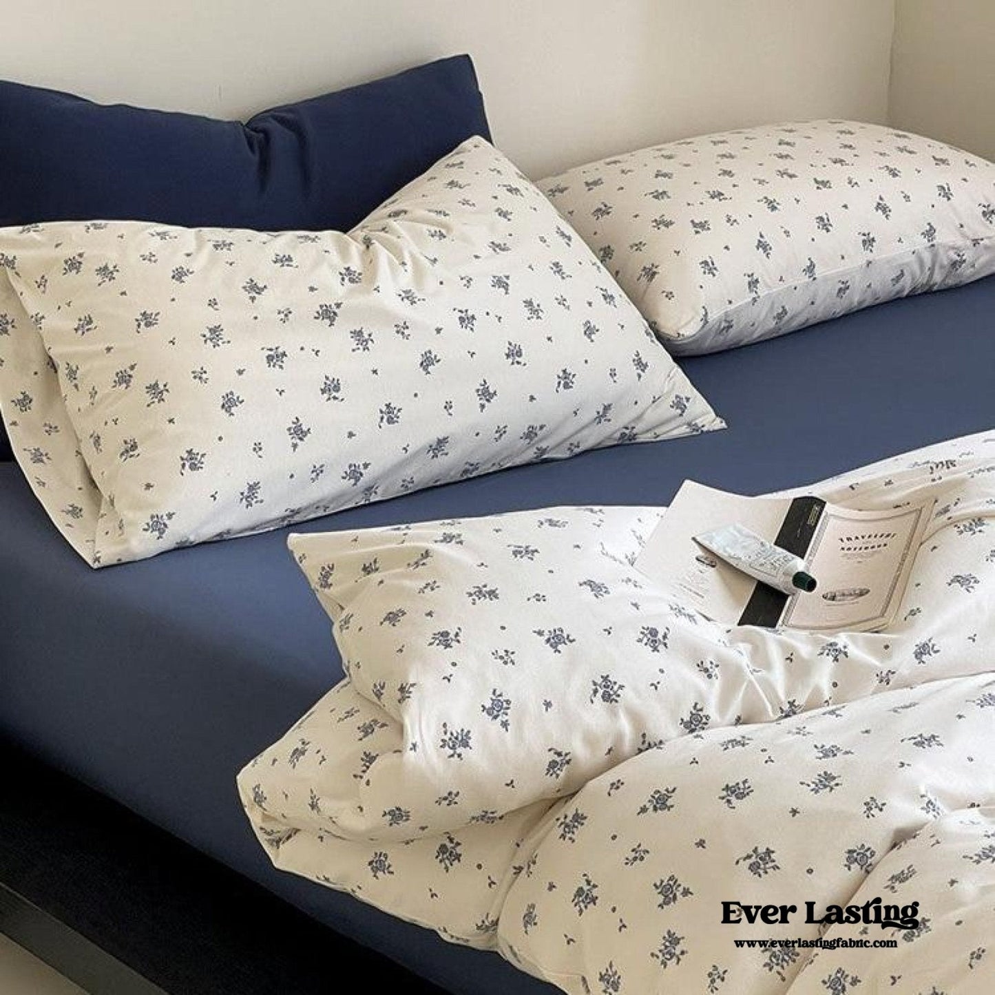 Jersey Knit Cotton Floral Bedding Set / White + Dark Blue