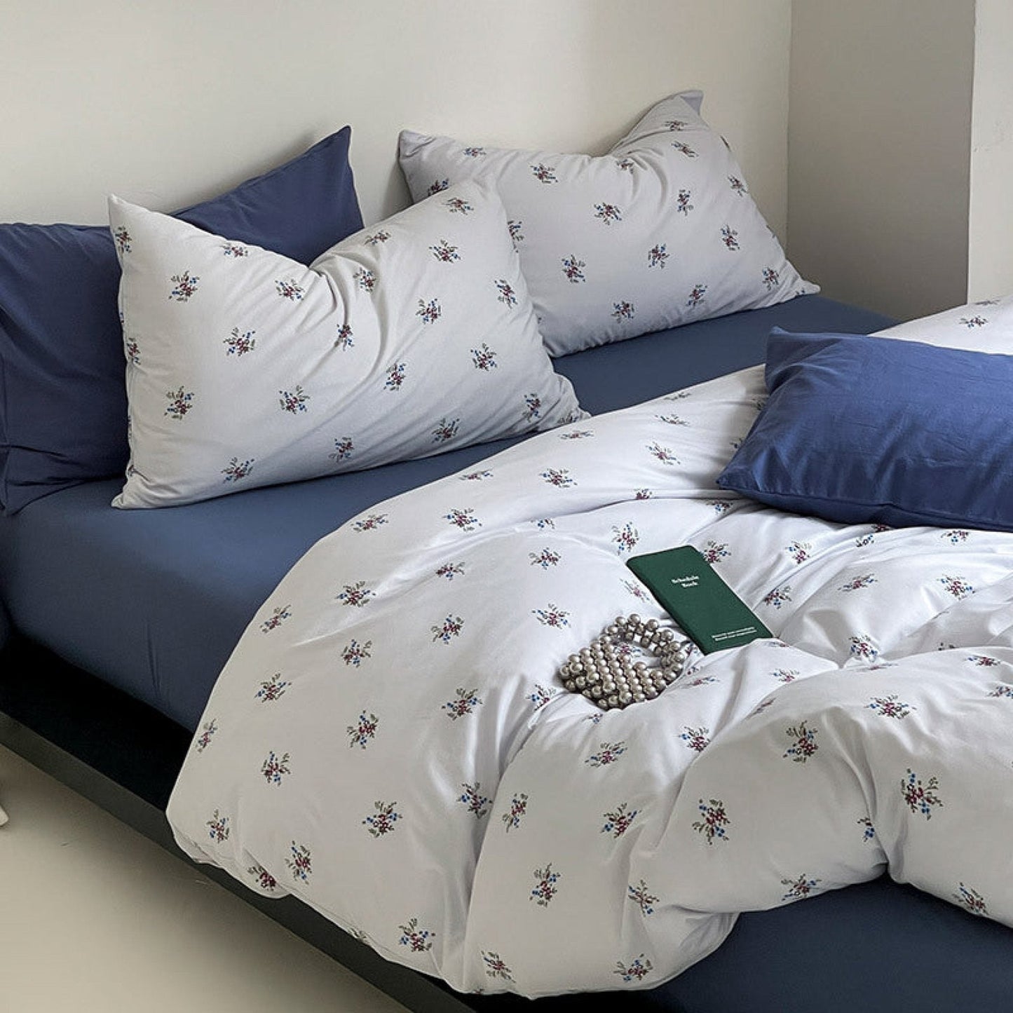 Jersey Knit Cotton Floral Bedding Set / White + Dark Blue