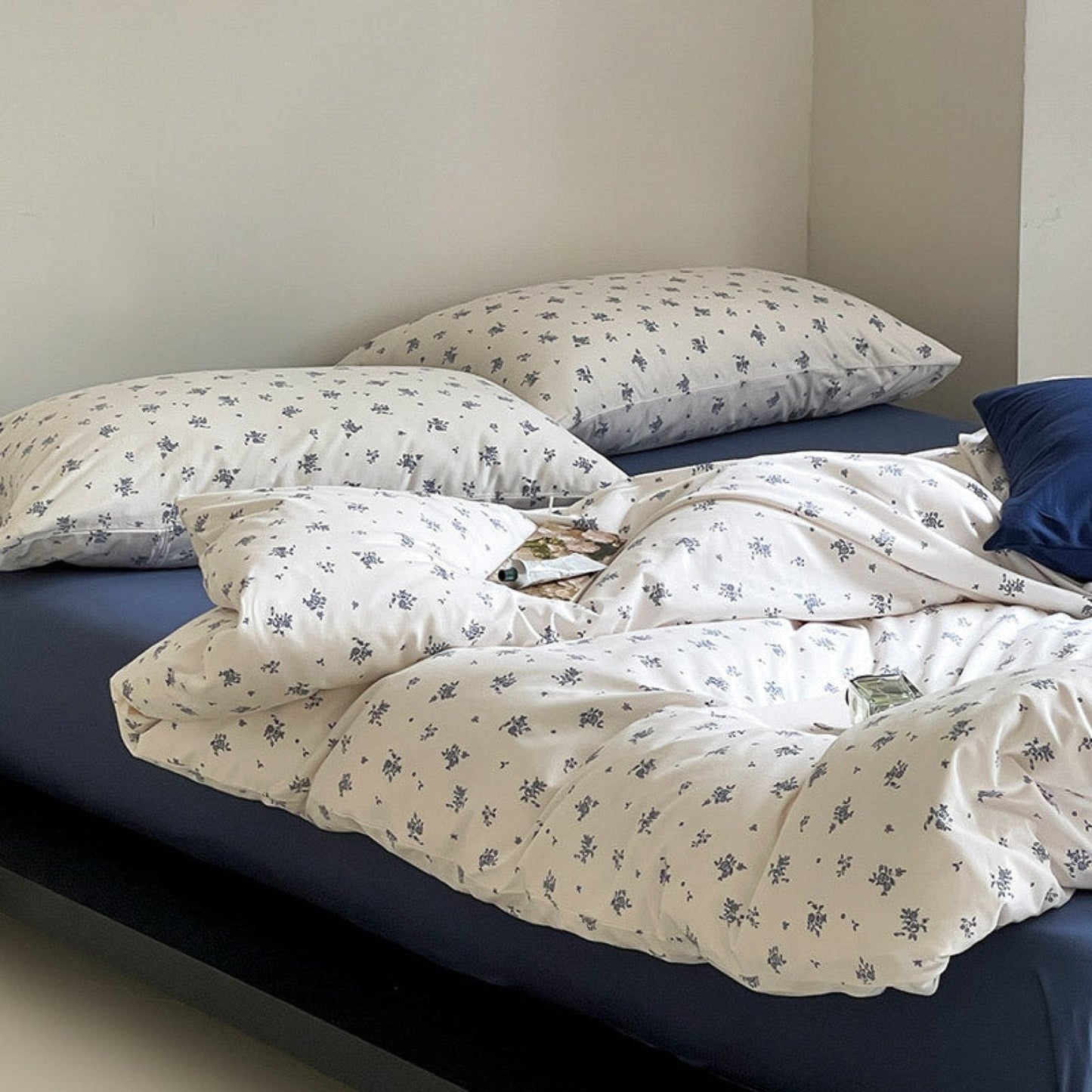 Jersey Knit Cotton Floral Bedding Set / White + Dark Blue