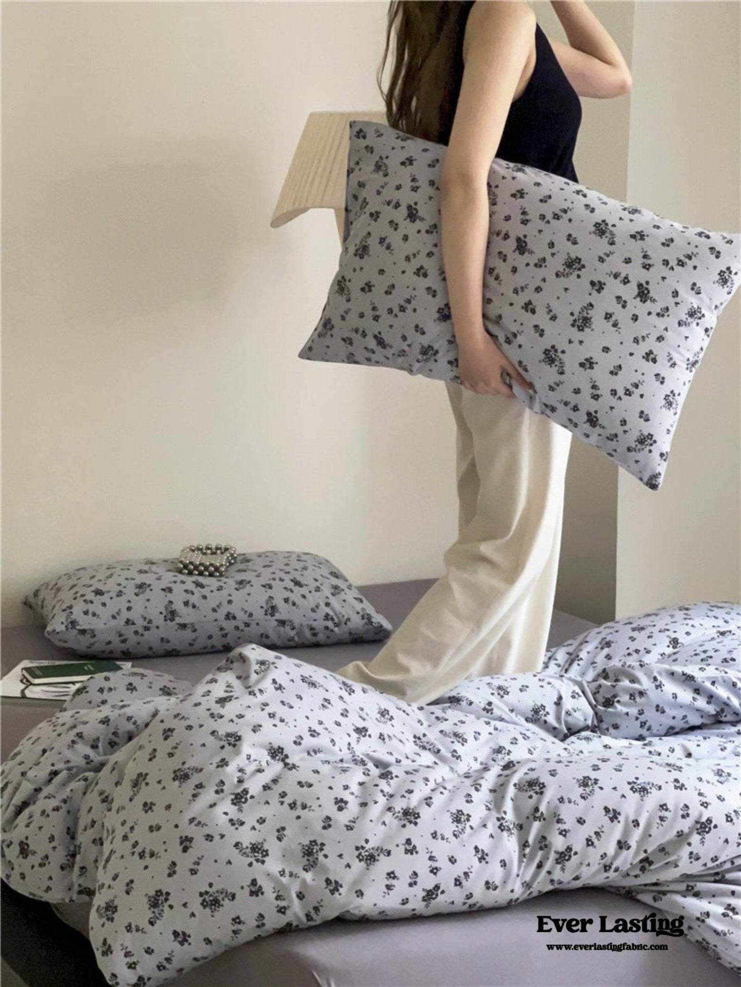 Jersey Knit Cotton Floral Bedding Set / White + Dark Blue