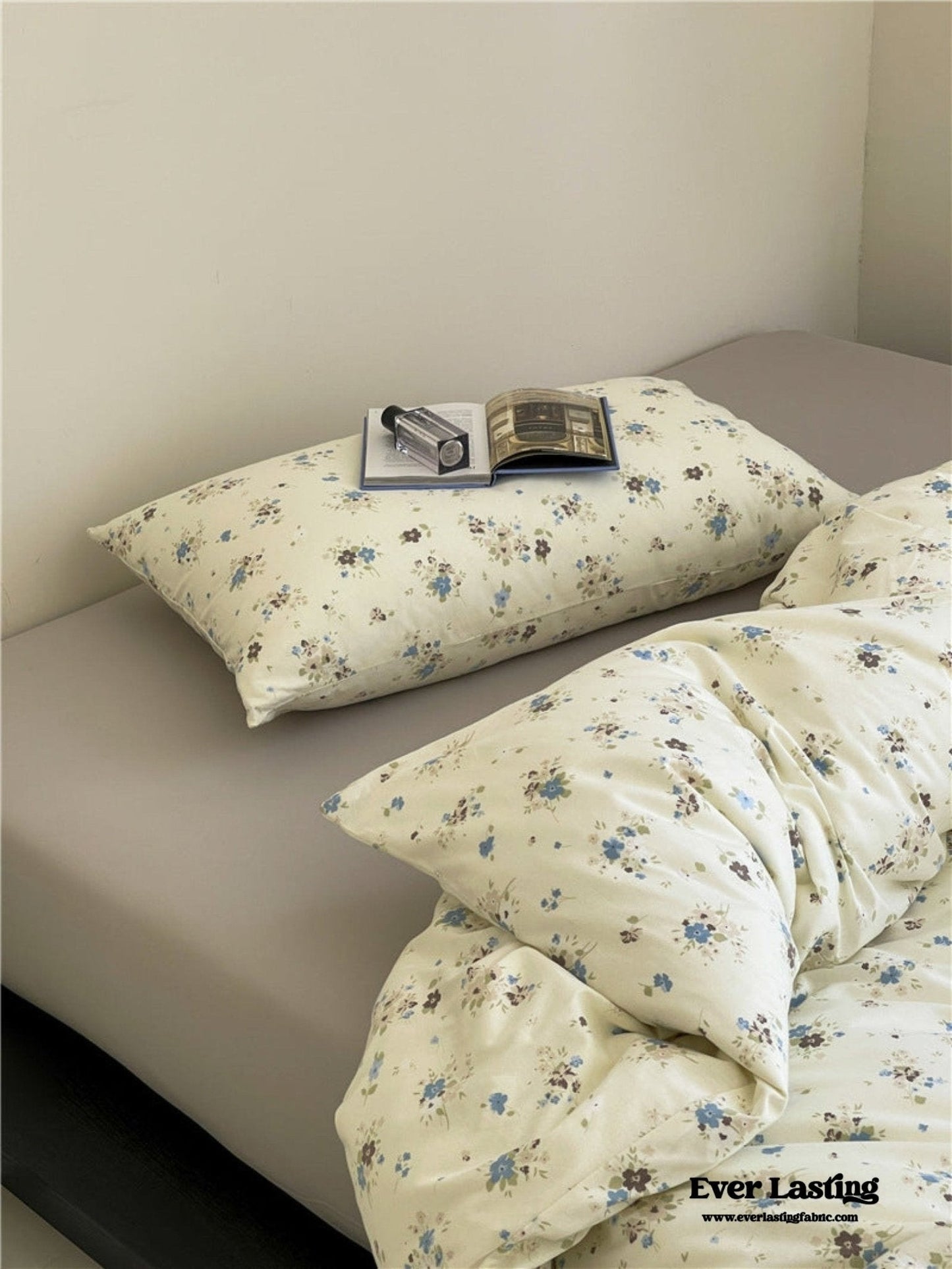 Jersey Knit Cotton Floral Bedding Set / White + Dark Blue