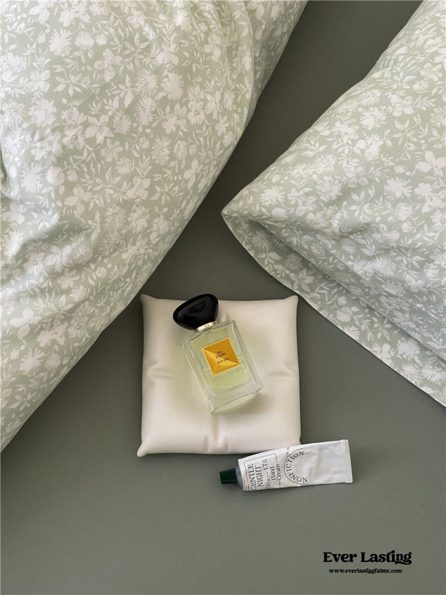 Jersey Knit Cotton Floral Bedding Set / White + Dark Blue