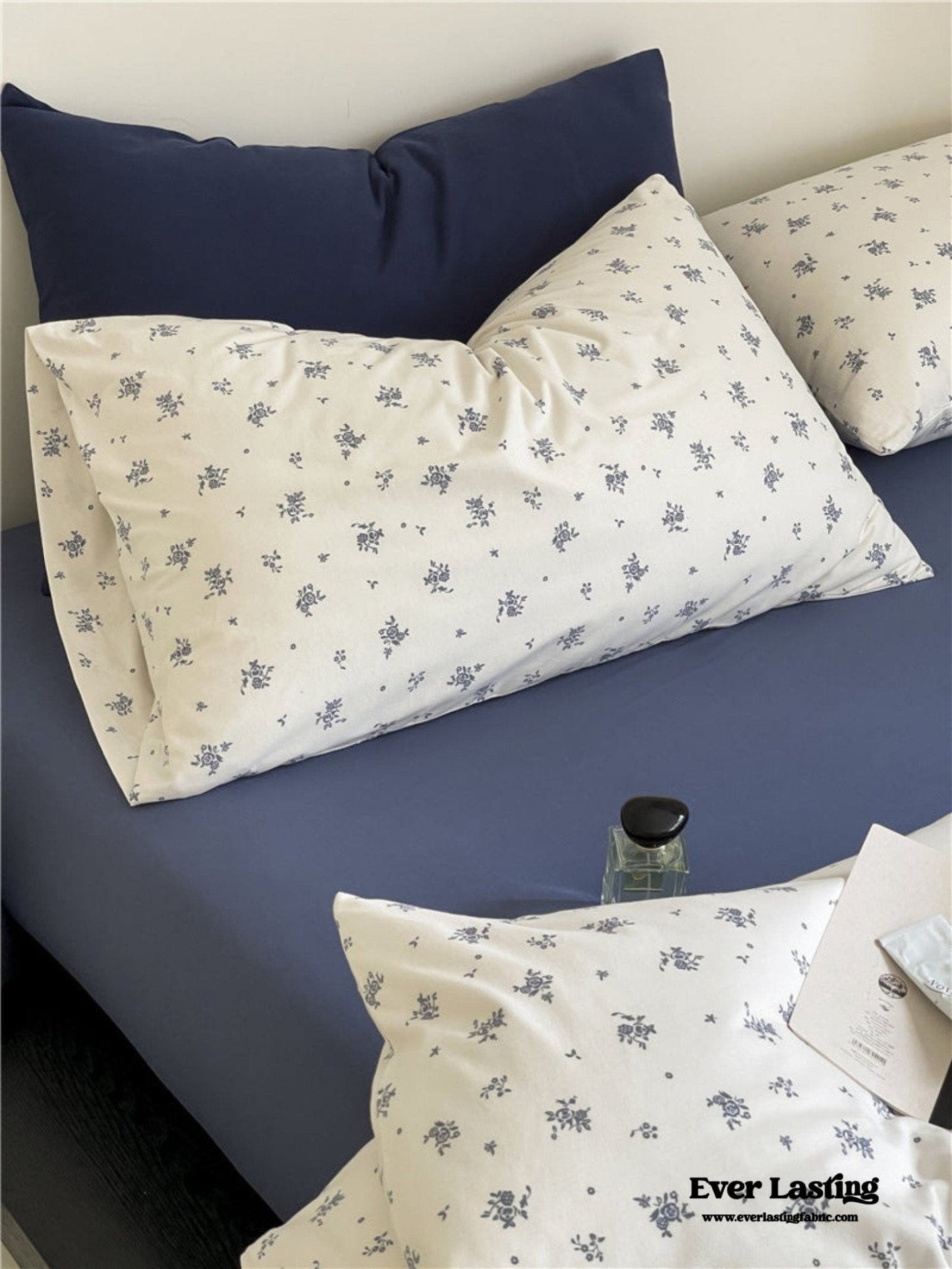 Jersey Knit Cotton Floral Bedding Set / White + Dark Blue