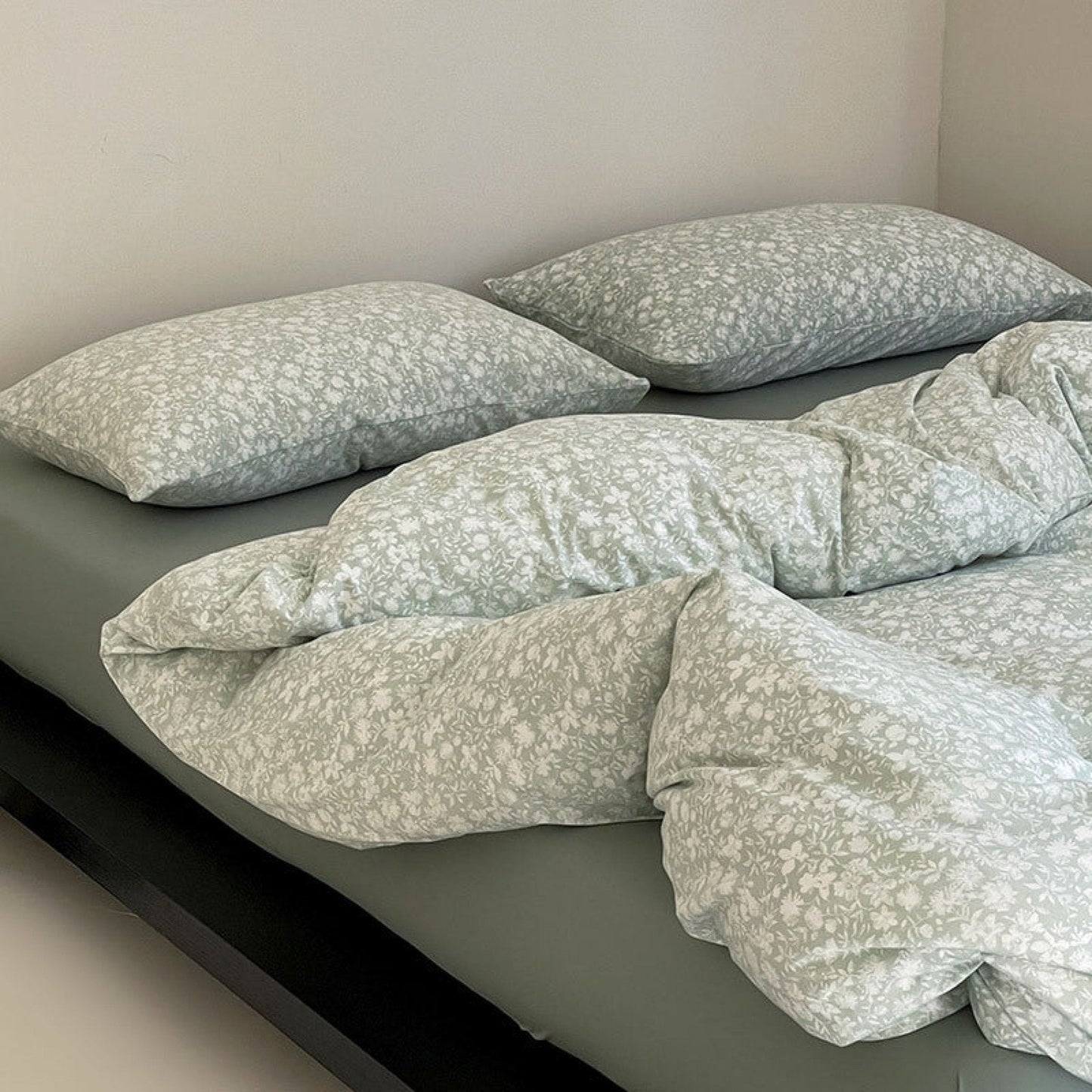 Jersey Knit Cotton Floral Bedding Set / White + Dark Blue