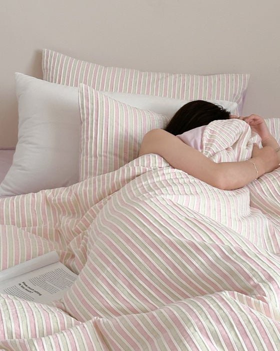 Logan Modern Pleated Striped Bedding Set / White