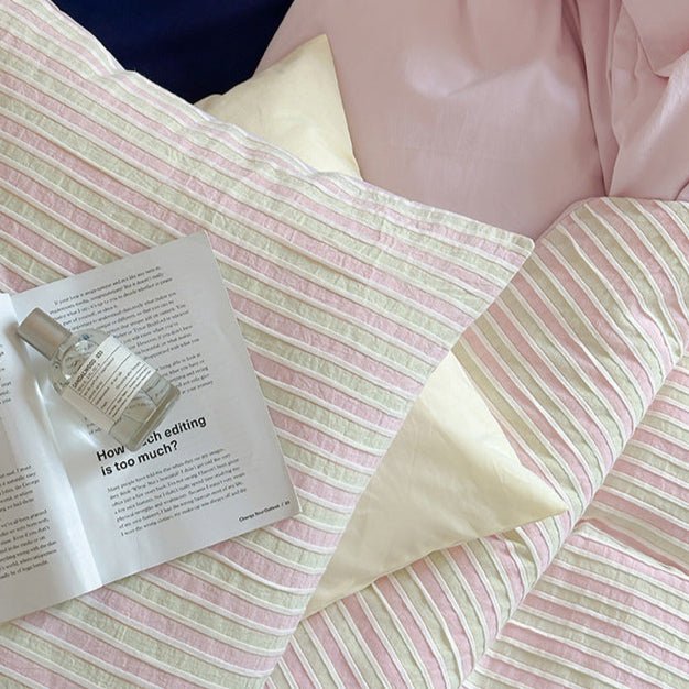 Logan Modern Pleated Striped Bedding Set / White