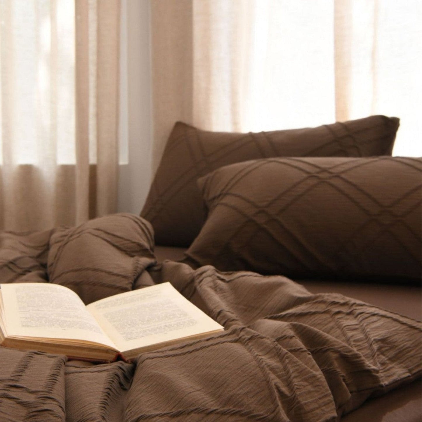 Millard Geometric Jacquard Bedding Set / Beige