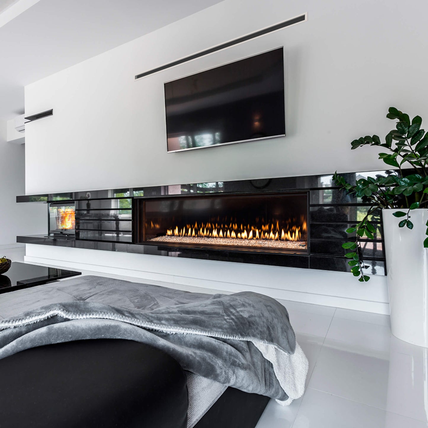 Montigo Distinction 63-Inch Single Sided Linear Direct Vent Natural Gas Fireplace [D6315NI-2] (SAK34218)