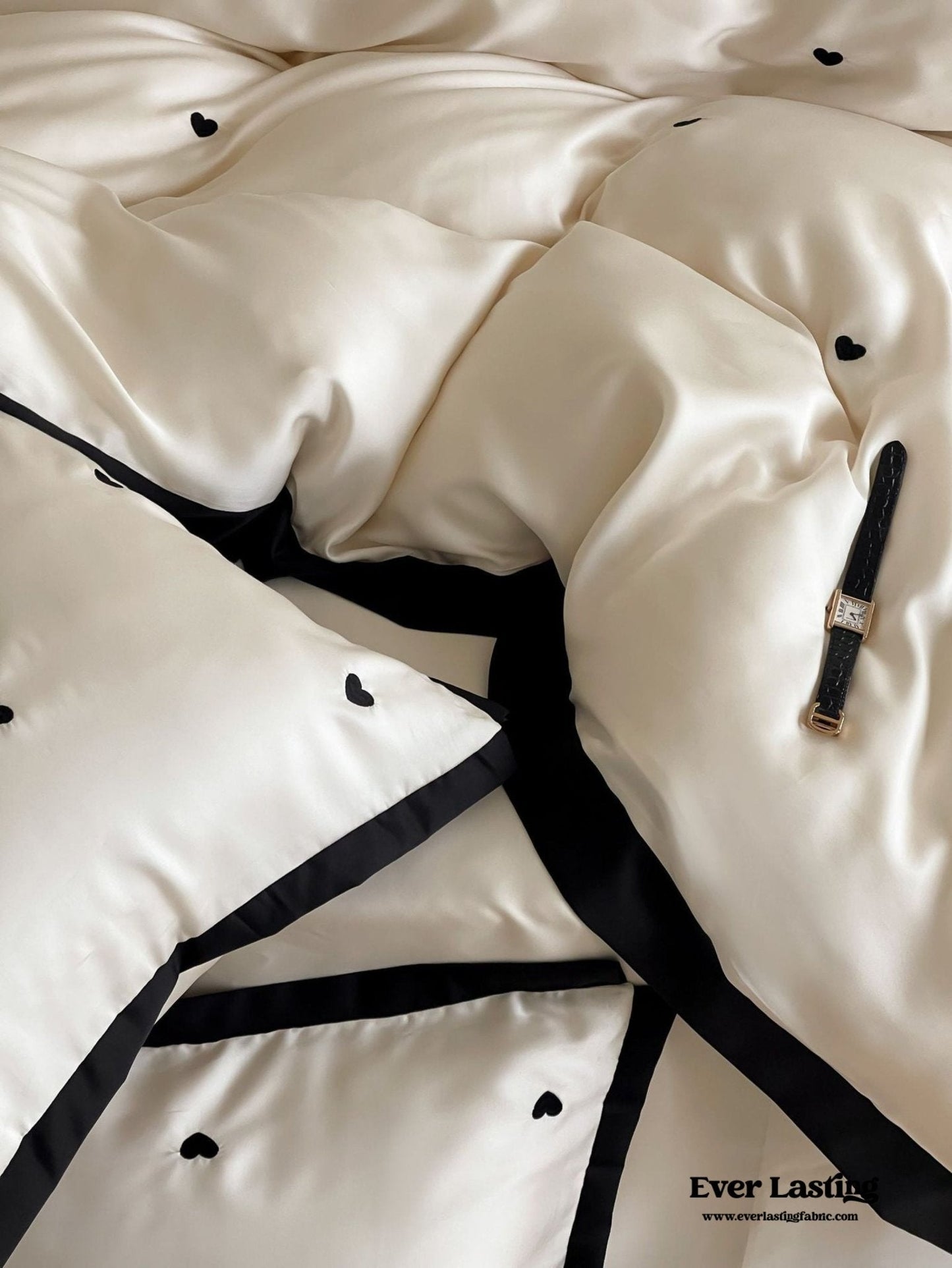 Silky Black Heart White Bedding Set / White + Black