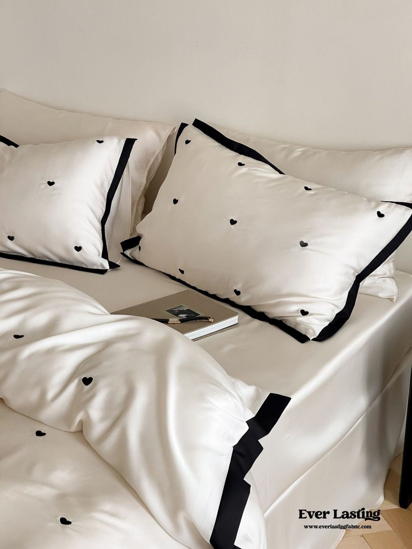 Silky Black Heart White Bedding Set / White + Black