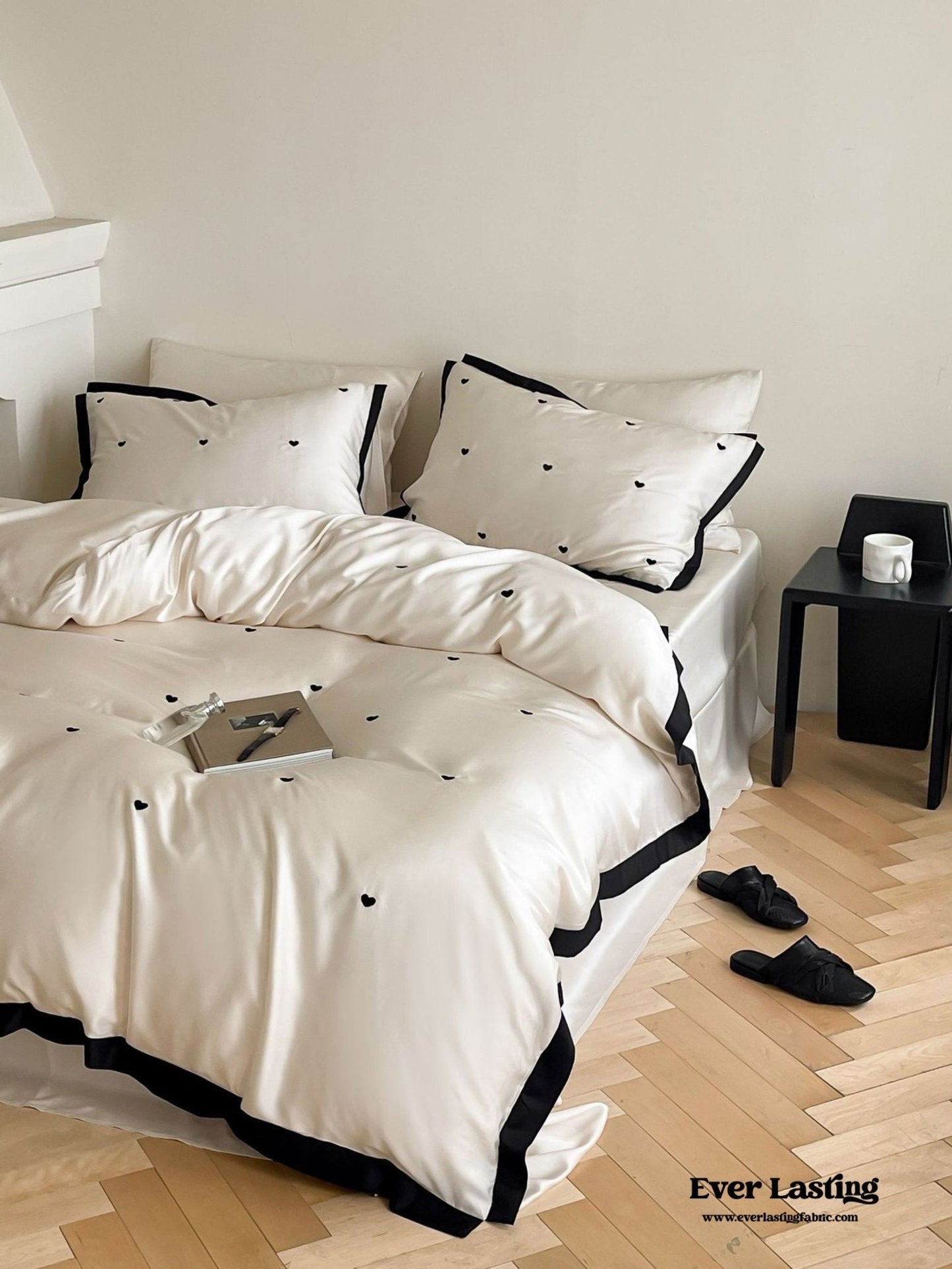 Silky Black Heart White Bedding Set / White + Black