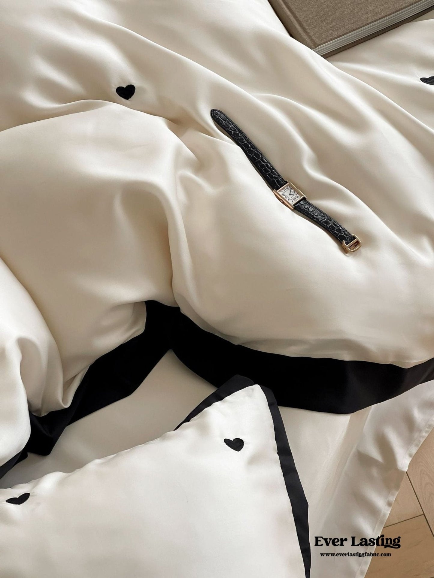 Silky Black Heart White Bedding Set / White + Black