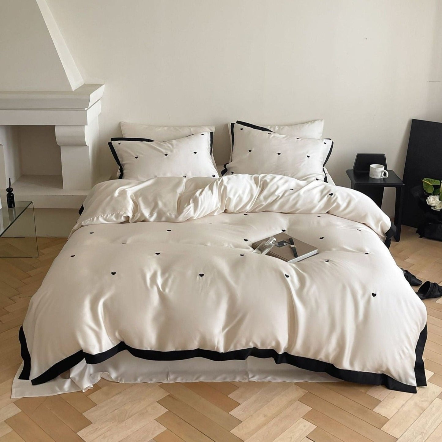 Silky Black Heart White Bedding Set / White + Black