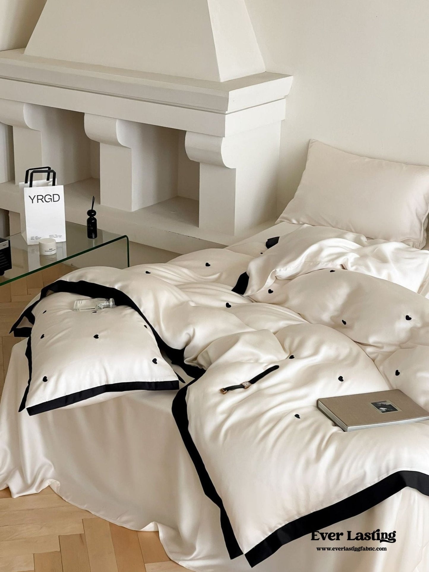 Silky Black Heart White Bedding Set / White + Black