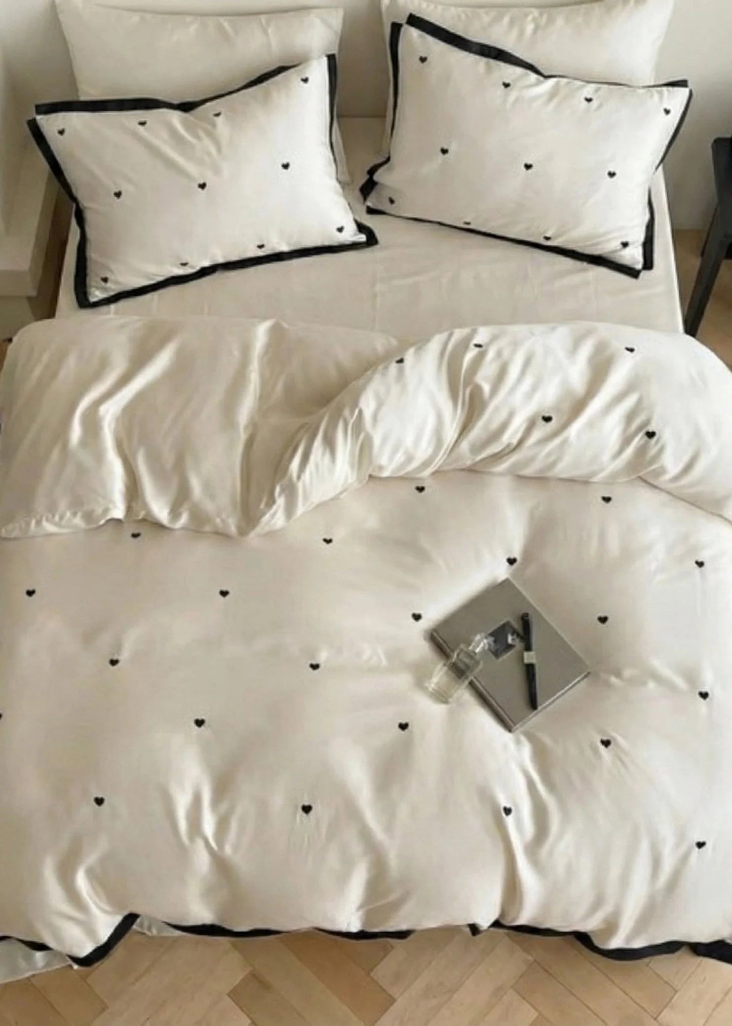Silky Black Heart White Bedding Set / White + Black
