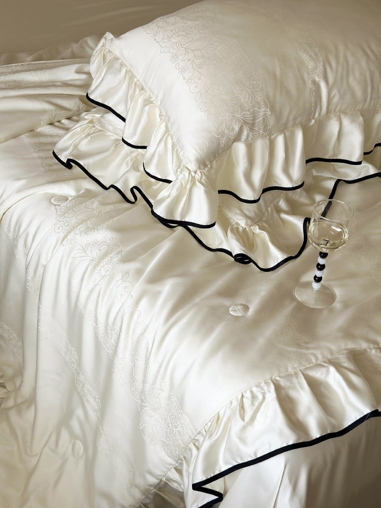Silky Ruffle Blanket Comforter Set / White